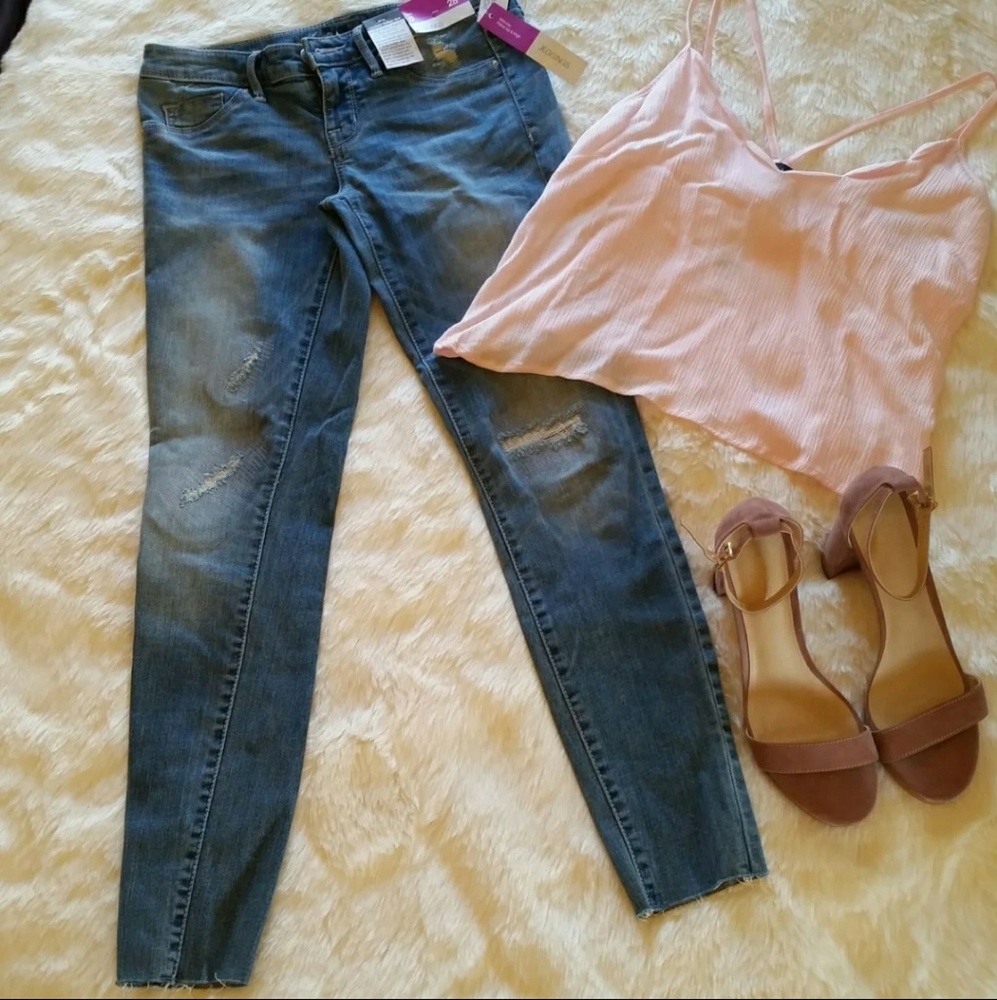 NWT Jegging Stretch Distressed Jeans Mossimo 0